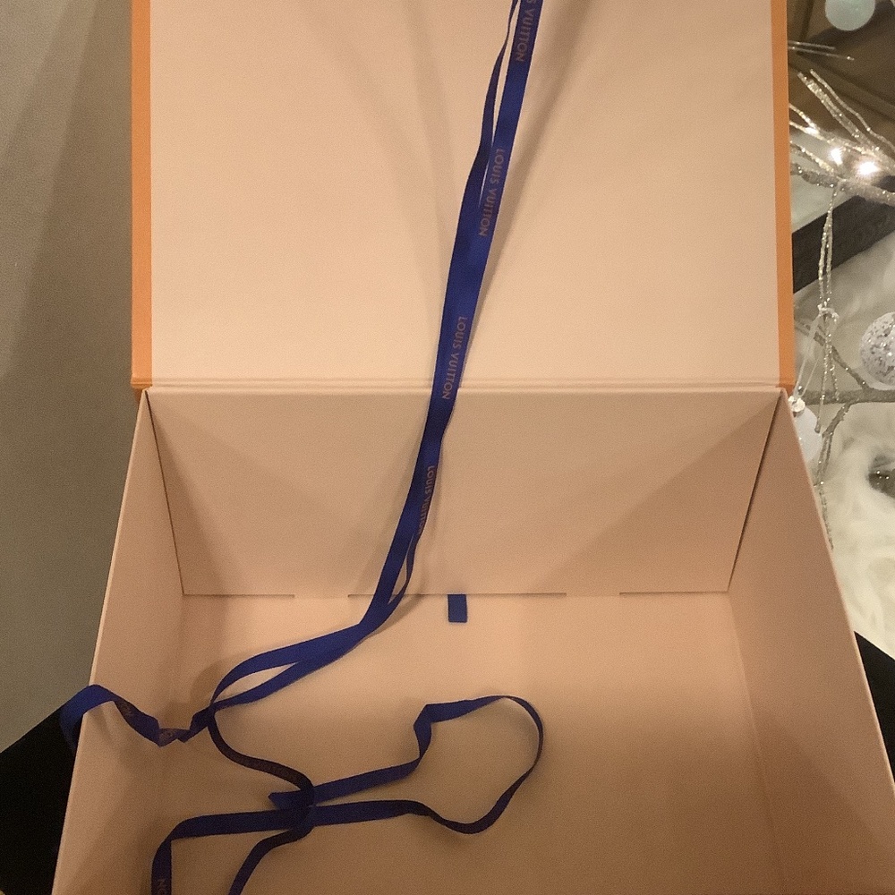 Louis Vuitton magnetic gift box with ribbon - Picture 2 of 4